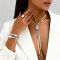 Barock-Perlen-Schmuckset mit Kette Armband und Ring an Model im weißen Anzug - Set aus Armband, Ring und Halskette / Weißgold