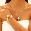 Elegantes Set aus goldener Barockperlenkette und offenem Armreif für Damen im Retro-Stil - Armreif + Halskette Set / KC Gold