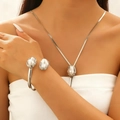 Elegantes Set aus Halskette und Armband in Silber mit großen weißen Barockperlen - Armreif + Halskette Set / KC Gold