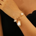 Goldenes Barock-Perlenarmband mit elegantem Knebelverschluss für einen modernen Look - Armband (M-754) / KC Gold