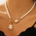 Barockperlen-Halskette mit goldenem Knebelverschluss getragen von einem Model - Halskette (M-755) / KC Gold