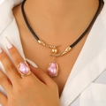 Barock-Perlenanhänger in Rosa und Goldring-Set an schwarzer Lederkette für Damen - Set aus künstlichen Perlenringen und Halsketten / Rosa