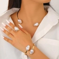 Goldenes Schmuckset mit unregelmäßiger Textur, weißen Barockperlen und Armreif - Choker, Armreif und Ring Set / Gold