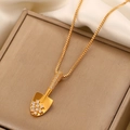 Detail einer goldenen Schaufel-Halskette mit funkelnden Zirkonen auf Seide - Goldene Pave Strass Schaufel Stil (G069)