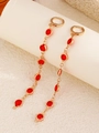Détail de boucles d'oreilles dorées longues avec strass rouges et pompons élégants - Boucles d'Oreilles Perles Rondes (7433) / Boucles d'Oreilles Perles Rondes Or Rouge