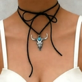 Böhmische Western-Halskette mit silbernem Stierschädel-Anhänger und Türkis-Verzierung - Stierkopf-Halsband (A-319) / Antiksilber