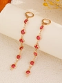 Détail de boucles d'oreilles pendantes dorées avec strass en cristal rouge étagés sur socle - Boucles d'Oreilles Perles Rondes (7056) / Boucles d'Oreilles Perles Rondes Or Rose