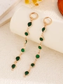 Détail de boucles d'oreilles pendantes avec pierres vertes et monture dorée - Boucles d'Oreilles Perles Rondes (5618) / Boucles d'Oreilles Perles Rondes Or Vert