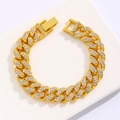 Bracciale cubano dorato stile hip-hop con tre file di diamanti su un supporto bianco - Imitazione Oro