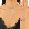 Schitterende zilveren tennis ketting en armband set met zirkonia op een model - Zilveren Armband Halsketting Set