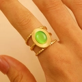 Bague vintage en acier doré à couches avec pierre naturelle verte sur la main - Style Empilé à Trois Couches à Motif Solaire (WG0-1106)