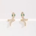 Goldene Schlangen-Ohrstecker mit weißen Mikrokristallen und grünen Edelsteinaugen auf Podest - S-förmiger Grünaugen-Schlangenstecker (DZ-184) / 14K-Gold