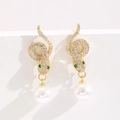 Luxuriöse Schlangenohrringe mit Mikro-Zirkonia, grünen Edelsteinaugen und Perlenanhängern - Grünaugen-Schlangenperle Hänger (5949) / 14k Gold mit Perle