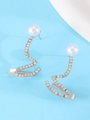 Orecchini a perno a serpente in argento con zirconi micro-incastonati e perla tonda - Bottone a Perla Intarsiata a Onda (7984)