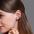 Ear cuff a forma di serpente argento con zirconi e occhi verdi indossato da modella - Clip da orecchio a serpente con occhi verdi (orecchio sinistro) (1310) / Argento