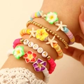 Detalle de pulseras de cuentas de arcilla de colores con estrella de mar y letras ALOHA - Juego de Pulseras Multicapa Coloridas