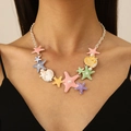 Dettaglio della collana con stelle marine e conchiglie colorate e perle su catena - Collana Elemento Oceano Multicolore Argento Lucido (A-152)