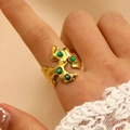 Gros plan détaillé d'une bague irrégulière dorée sertie de pierres de malachite verte - Style Malachite Fluide de Lave (6732)