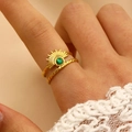 Gros plan sur la bague soleil plaquée or avec pierre verte et anneau torsadé - Style Solaire à Double Couche de Corde Torsadée (6960)