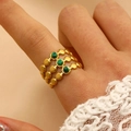 Vue détaillée d'une bague triple épaisseur plaquée or avec incrustation de malachite verte - Style Vert à Trois Couches de Structure de Disque (6642)