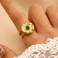 Détail de la bague martelée dorée avec pierre malachite et revers en dentelle - Style Malachite Martelé à Bord Fin à Double Couche (9269)