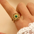 Détail macro d'une bague dorée vintage avec malachite verte et motif de soleil rayonnant - Style de Malachite à Motif de Soleil à Double Cercle (A-09)