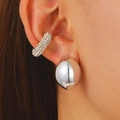 Ασημί σκουλαρίκι μπάλα και σετ ear cuff με στρας φορεμένα στο αυτί μοντέλου - Κλιπ Αυτιού με Στρας και Σκουλαρίκια Γυαλισμένη Μπάλα (G-469)