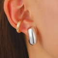 Boucle d'oreille goutte argentée et manchette dorée texturée portées à l'oreille - Clip d'Oreille Texturé Doré et Poussette Goutte Argentée (12194)