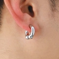 Gros plan d'un piercing circulaire en argent poli porté pour un look audacieux et punk - Boucle d'Oreille Barbell Circulaire Industrielle Minimaliste (9465)