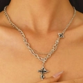 Zweilagige Silberhalskette mit schwarzen Emaille-Kreuzen, präsentiert am Model - Halskette Nur (Ohne Armband/Ohrringe)