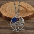 Macro del ciondolo corvo argento vintage con intarsio in smalto blu scuro su legno - Argento