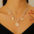 Collier d'été avec pendentifs étoile de mer et coquillages et perles blanches - Collier de Perles Éléments Marins / Collier de Perles-Étoile de Mer Dauphin