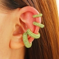 Set di 4 ear cuff dorati con scintillanti cristalli verdi sull'orecchio del modello - Orecchini Verdi (Set di 4)