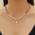 Schicke Layering-Kette mit Reisperlen, silbernem Herzanhänger und grauen Kristallperlen - Graue und weiße Perlenhalskette mit Herz (S392) / Silber