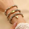Dreiteiliges gemischtes Metallperlen-Armband-Set mit goldenem Herzanhänger und Perlen - 3-teiliges Set Silbersplitter-Armbänder