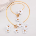 Ensemble élégant collier et boucles d'oreilles fleur dorée avec pendentifs blancs - Ensemble Combiné Collier Boucles d'Oreilles et Cheville Blanc