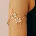 Bracelet de bras doré réglable avec fleurs en cristal étincelant et design en métal torsadé - Or KC 0990