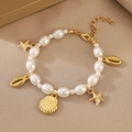 Détail du collier thème marin avec pendentifs étoile de mer dorés et perles blanches - Bracelet Coquillage (12338)