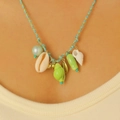 Dettaglio della collana bohémien oceano con corda blu e vari ciondoli di conchiglia - Verde 9228 (Collana)