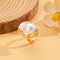 Detailansicht eines großen Barockperlenrings mit unregelmäßiger goldener Fassung - Verstellbarer Ring (02 KC-Gold 3238) / Gold