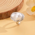 Detailansicht der Barockperle in handgefertigtem, verstellbarem Ring aus Silber - Ring (4044) / Weiß