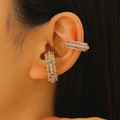 Clip per orecchie boho dorate con cristalli colorati e perle su modella - Perla artificiale multicolore e zirconia (Set di 2)