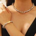 Halskette und Armband-Set mit unregelmäßigen Silberperlen und goldenem Anhänger - Unregelmäßiges Silbersplitter-Schmuckset (Halskette und Armband)