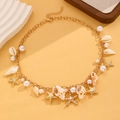 Collier de plage bohème avec perles blanches, coquillages et étoiles de mer dorées - Style Multi-Pendentifs (3255)