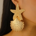 Detail of oversized golden starfish and seashell earrings with 18K gold texture - Grain Textured Starfish Scallop Earrings (K-1046)