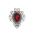 Detalle macro de broche de plata vintage con rubí de gota y patrones huecos adornados - Rojo