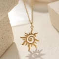 Collana con ciondolo a sole dorato con centro a spirale e raggi su catena d'oro - Collana a Raggio di Sole a Spirale / Oro (7945)