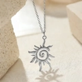 Collana con ciondolo sole a fiamma argento con design a spirale su pietra naturale - Collana a Raggio di Sole a Spirale Argento / Argento (7966)