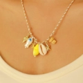Collana boho con pendenti a stella marina, conchiglia e pesciolino in ceramica - Giallo 8286 (Collana)