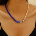 Choker bohémien con ciondolo a pesce blu, perline blu scuro e perle bianche eleganti - Bianco K 2843 (Collana)